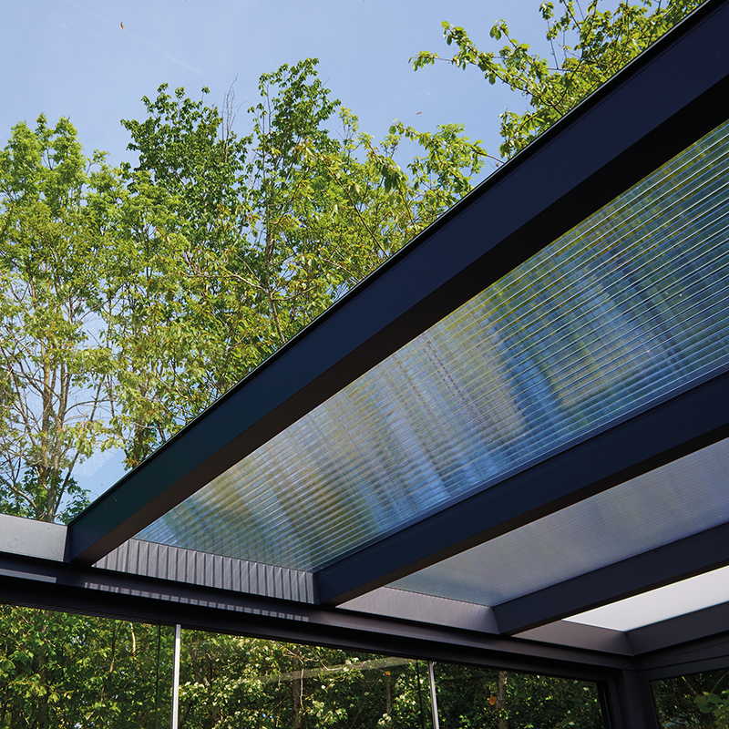 Toiture de véranda avec des panneaux alvéolaires en polycarbonate